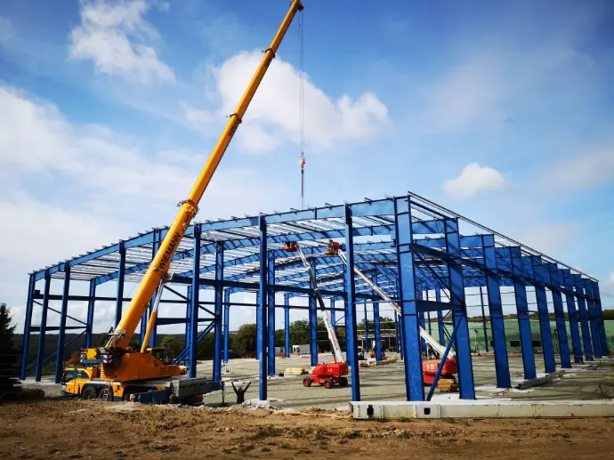 Montage eines Metallgeländers an einem Gebäude