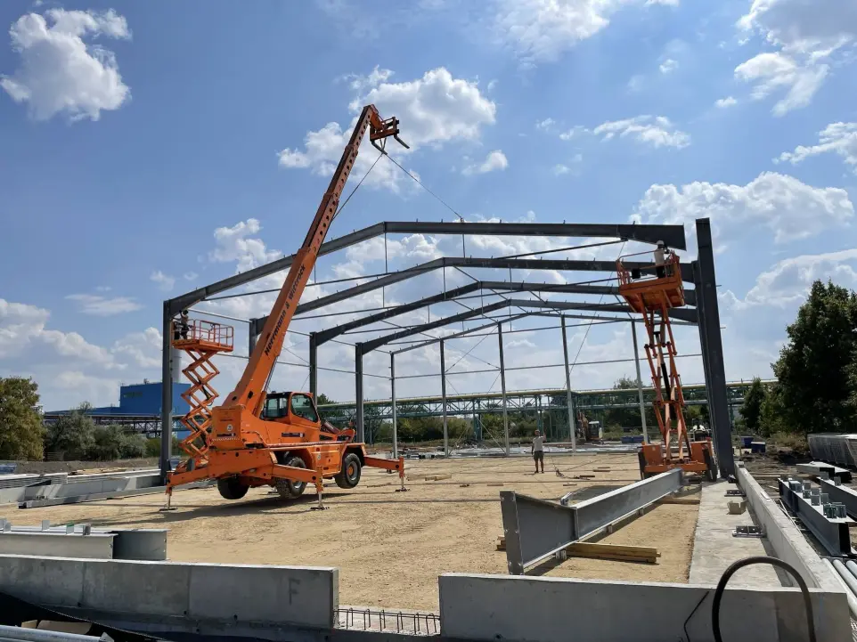 Bauleiter bespricht Projektpläne auf der Baustelle